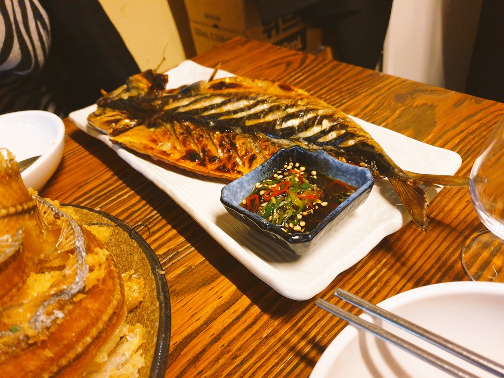 MangTaam's tweet photo. 오라방
서울 마포구 포은로 68
다른 음식은 절 모르겠고(왜냐하면 다 고기라)
갈치 튀김이 정말 맛있다 갈치튀김이 정말 맛있다. 정말 맛있으니까 두 번 말함. 갈치는 원래 살이 부드러운 편인데 이렇게 살 발라져서 튀겨나오니까 진짜 편하게 먹기도 좋았고 이 갈치 뼈 부분만 용오름 처럼 따로 데코 https://t.co/x9o0s2c9Av