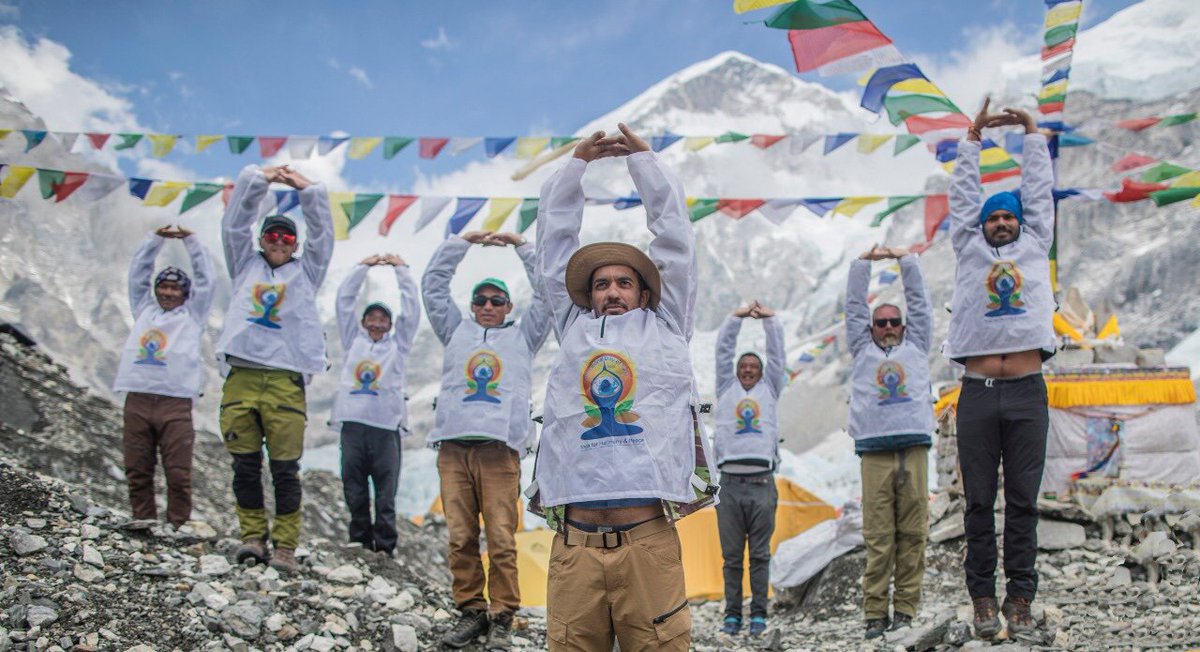 ambmanjeevpuri's tweet photo. Yoga at Mount Everest: Summiteer 
Bharat Sharma from Gujarat, India, practicing Shirshasana along with other climbers. 
 
Photo Courtesy - Sameer Jung Thapa

@PMOIndia 
@narendramodi 
@DrSJaishankar 
@MEAIndia 
@IndiaInNepal https://t.co/xY6XWhnGBF