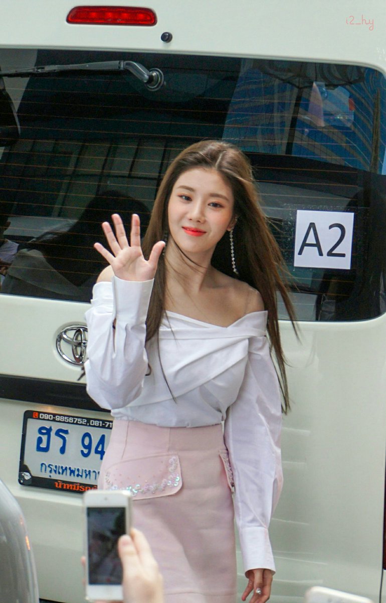i2_hy's tweet photo. 160615 - maleenont tower

👋

#IZONE1stConcertinBKK 
#WelcomeIZONEtoThailand 
#IZONE #아이즈원 #권은비 #KwonEunbi https://t.co/WnYmWzwOl2