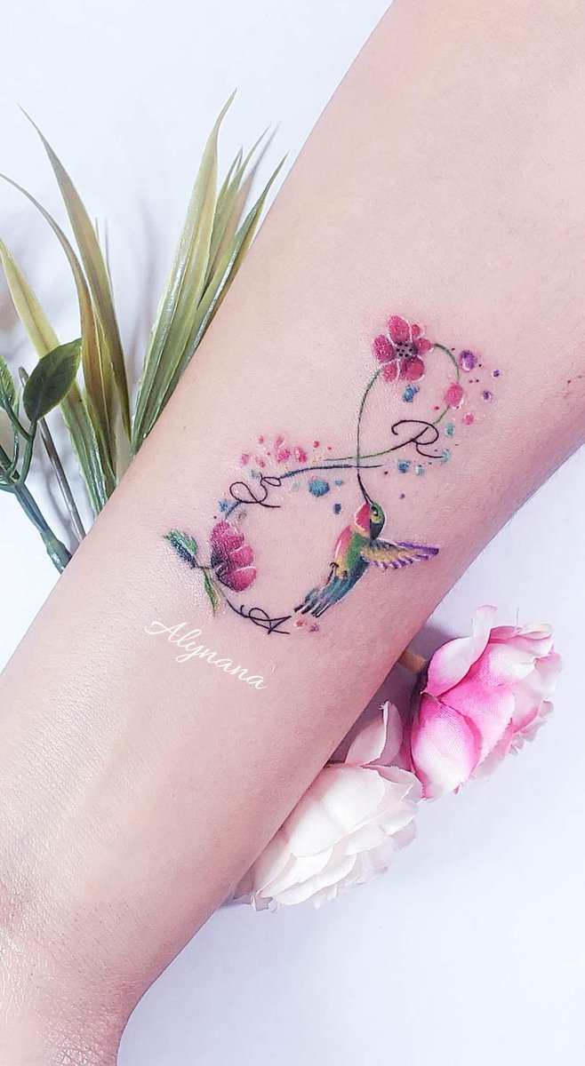 _alynana's tweet photo. Bueno, te platico que además de armar polémica en Twitter, me dedico a hacer tatuajes.🙈

Te comparto mi trabajo, por ahora no hay citas, hasta Octubre, pero me encantaría que le dieras ❤ para qué más niñas conozcan mi trabajo. https://t.co/a4ibfiX6Qd