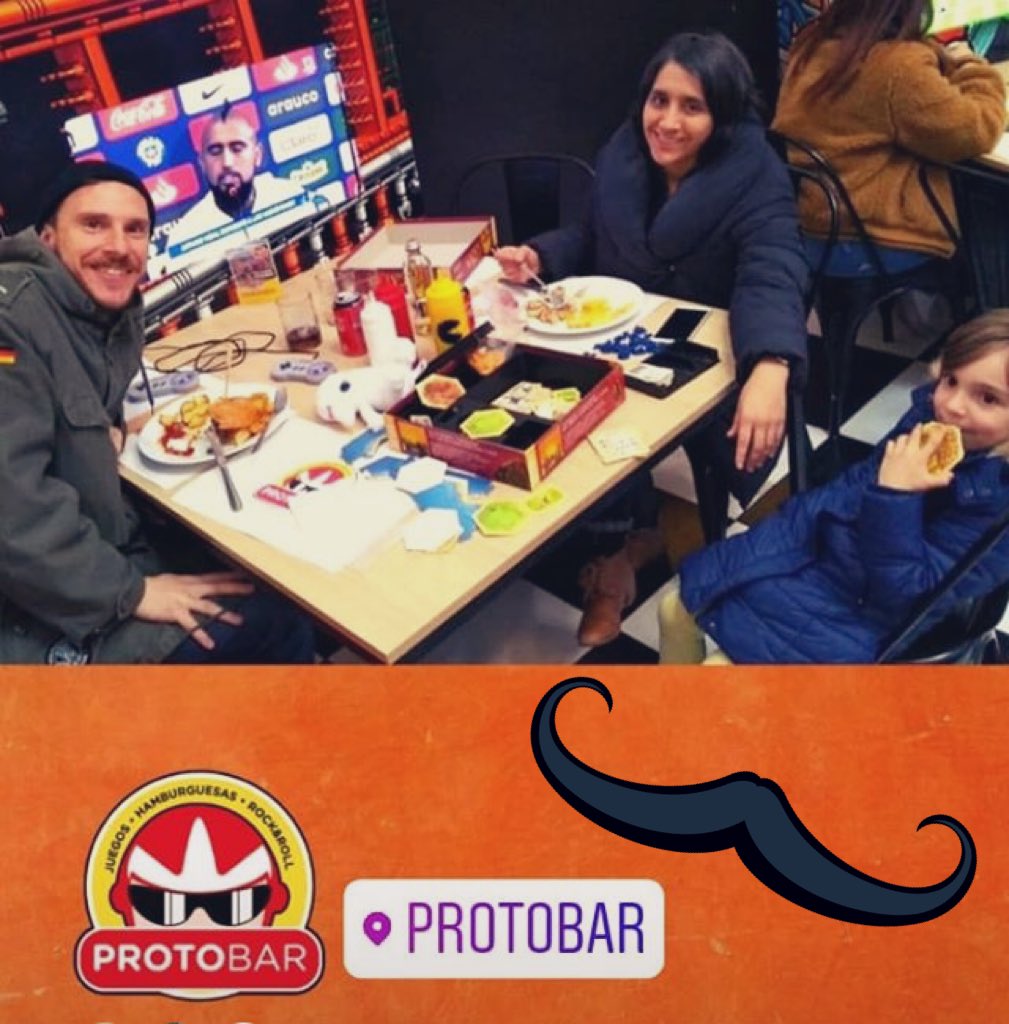 ¡Así celebramos a #papá en su día! Con Fútbol y 50% en su 🍔. ¡Ahora es el turno de los futboleros de disfrutar de descuentos durante la 🏆América! #CopaAmerica2019 #provi #Providencia #Chile #Gamers #futbol #AmantesDeLasHamburguesas