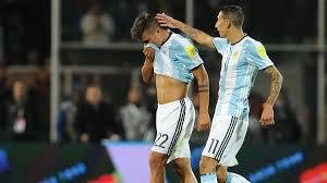 SEGUNDO PROBLEMAHabía que hacerlo jugar en la Selección. ¿Cual fue el plan para opacar esta situación?Expulsado en el primer tiempo de su debut contra Uruguay.