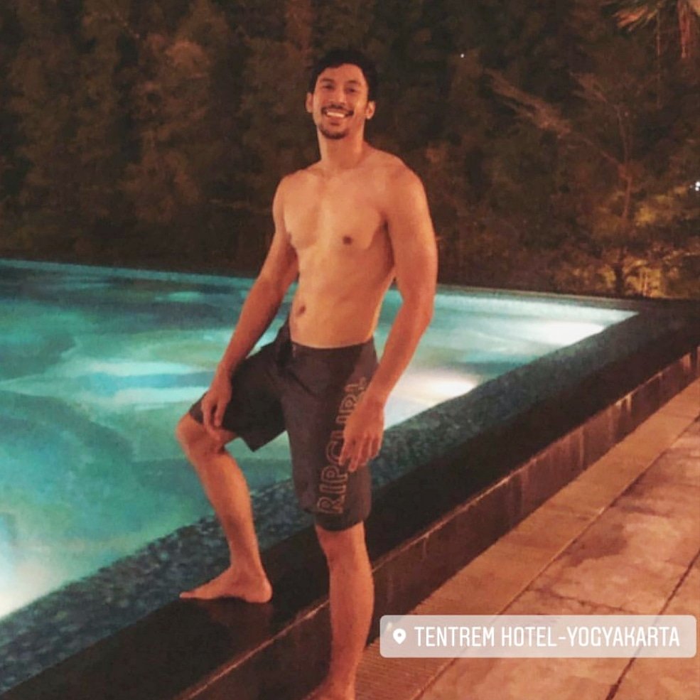 Mrvvip On Twitter Andri Mashadi Shirtless Night Pooltime In Jogjakarta Selebwatch