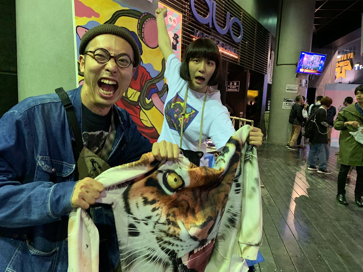 #やついフェス ありがとうございました！いろんな人と会えて楽しかったんですが、気づけば原田ちあき先生と虎を掲げた写真しか撮ってませんでした！
イラストを担当した公式グッズ今日も売ってますんで、よろしくお願いします！ 