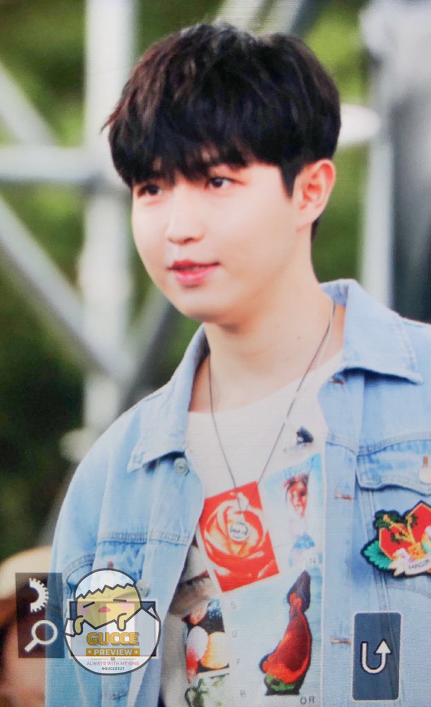 GUCCE527's tweet photo. 190616 서울 뮤직 파크 페스티벌

#김재환 #재환

재환이 등장하는데 구째 죽을뻔 했대,, 너무 이뻐서😵😵😵😵😵 https://t.co/mEzGZxJZeh