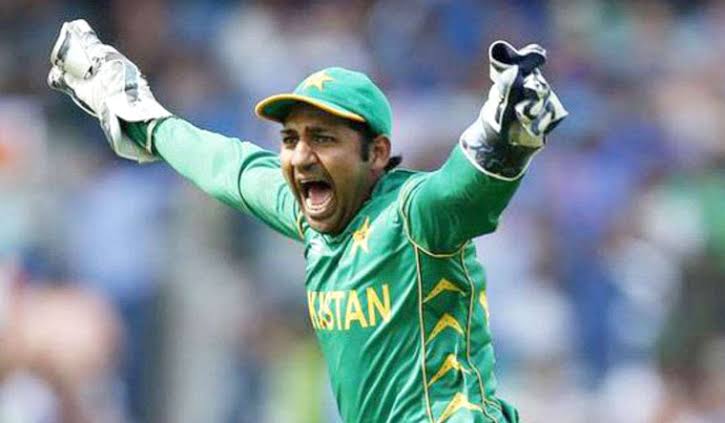 prathamraj_'s tweet photo. Is wakt ki sbse bdi khabar Manchester se aa rhi h jha toss ke liye sikka udate hi Sarfaraz Ahmed sikka le kr bhag gya. Unki is shrmnak harkat ke liye unke abbu India ne kadi ninda jahir ki h https://t.co/10ckRHmK1R