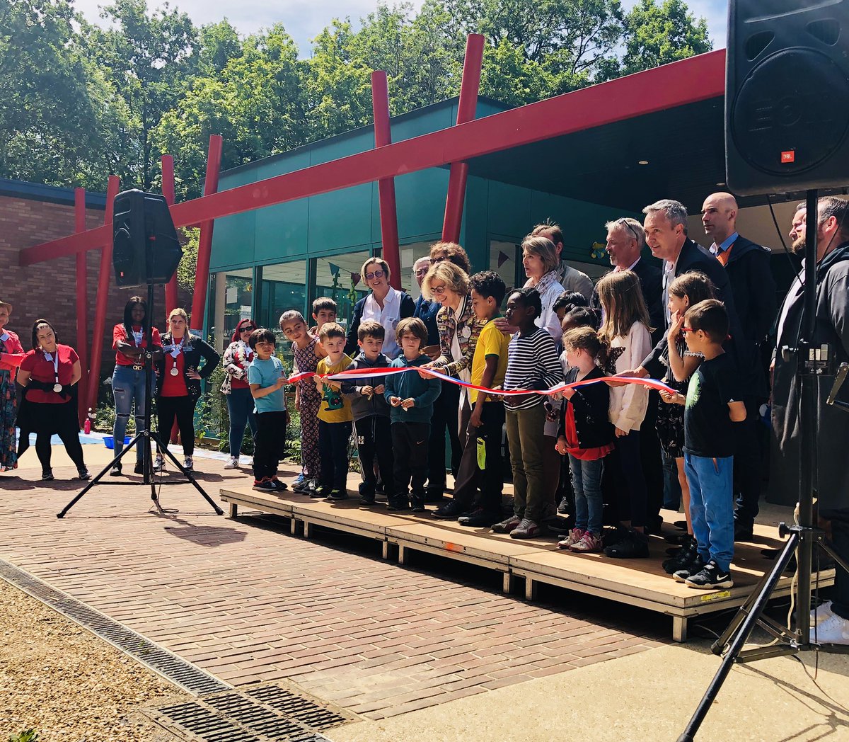 Inauguration de l’extension du centre de loisirs du Parc à @VilleSucy lors de la fête de fin d’année. Ce nouveau bâtiment permet : 🍭 la disparition de tous les bungalows 🍭l’augmentation de la capacité d’accueil du centre 🍭une meilleure répartition des enfants selon les âges.