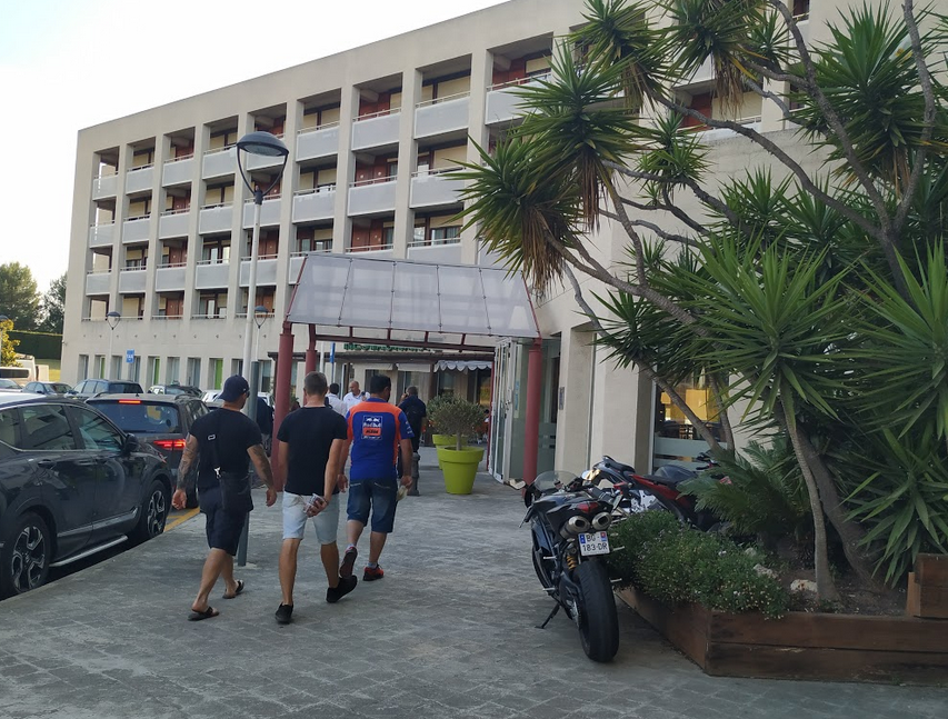 CampanileSpain's tweet photo. ¡Rugen las motos en el Hotel Campanile Barberà! Alojados en nuestro hotel participantes, técnicos y espectadores del #CatalanGP en Montmeló, #Barcelona ¡Suerte LCR #Honda Team! #CampanileandYou @Circuitcat_es @Circuitcat_cat https://t.co/YvCwh6XQlU