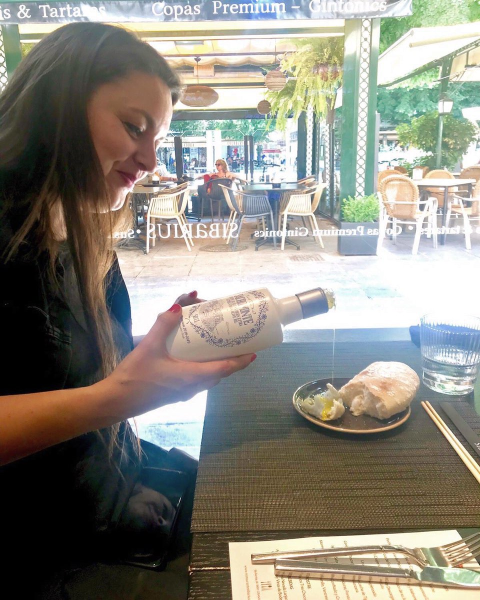 ¿Puede haber algo más bueno que pan mojado en <a href="/aovesacromonte/">AOVE Sacromonte</a>? Eva de @placergastronomico lo tiene claro! 
#sibariusgranada #restaurantegranada #aove #aovesacromonte #bloggers #influencers #panconaceite #gastronomia #sibarius
