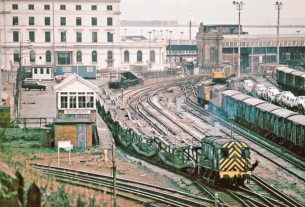 RailwayCentral's tweet image. Sunday Shunting.... #Class09 09019 passing the old "Military Platform" at #ArchcliffeJunction into #DoverTownYard with empty Cartic's #Motorail 📸#GrahamWalker....@RailwayCentral