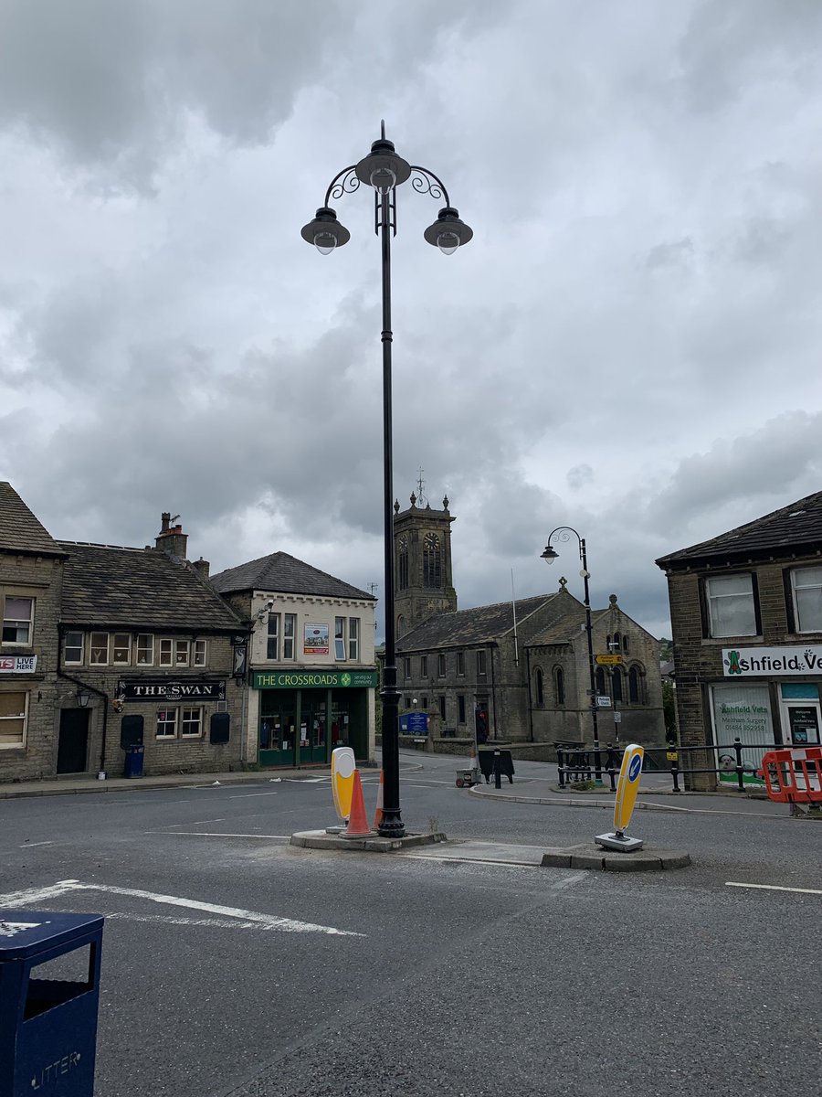 The #Meltham Town Lamp is back! THANK YOU to <a href="/KirkleesCouncil/">Kirklees Council</a> for getting it sorted ahead of <a href="/MelthamMemories/">Meltham Memories</a>!
