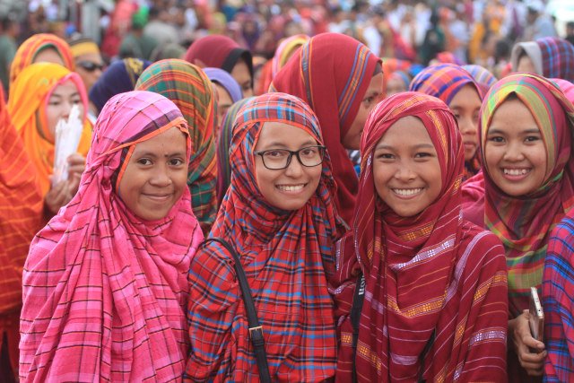 Penampakan Baju  Adat  Tertutup Rimpu  dan Rimpu  Sapela Dari 