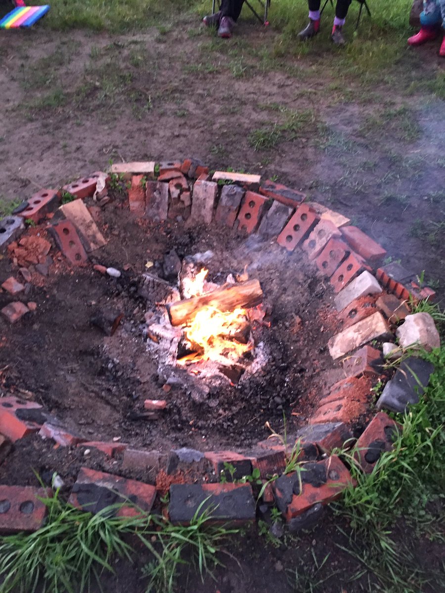 brownowl139's tweet photo. A new kind of s’more! #Brownies #GirlGuidesOfCanada #BrownieCamp #MaKeeWa #Marshmallows #Smores https://t.co/jltDJVXqP6