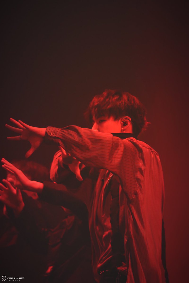 limited19940106's tweet photo. 190615 SEOUL day 1

어두운 밤이 왔다～
섹시 범이 왔다~

#JB #재범 #제이비 
#GOT7        #갓세븐                               
#GOT7_SPINNINGTOP                               
#GOT7_BETWEEN_SECURITY_AND_INSECURITY
#GOT7_ECLIPES https://t.co/h2QekETGlB