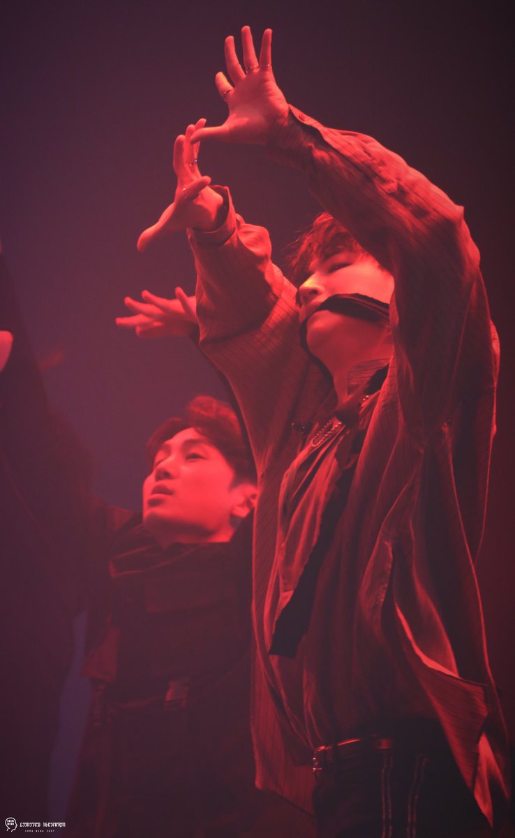 limited19940106's tweet photo. 190615 SEOUL day 1

어두운 밤이 왔다～
섹시 범이 왔다~

#JB #재범 #제이비 
#GOT7        #갓세븐                               
#GOT7_SPINNINGTOP                               
#GOT7_BETWEEN_SECURITY_AND_INSECURITY
#GOT7_ECLIPES https://t.co/h2QekETGlB