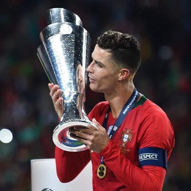 Panchoninho7's tweet photo. The Best always perform with their national team. The other is just Leo Messi
THE DIFFERENCE.
El mejor siempre cumple con su selección. El otro se llama Leo Messi.
LA DIFERENCIA.
#CR7 #BestForAReason #Ronaldo #Best https://t.co/A7aM07ONAl