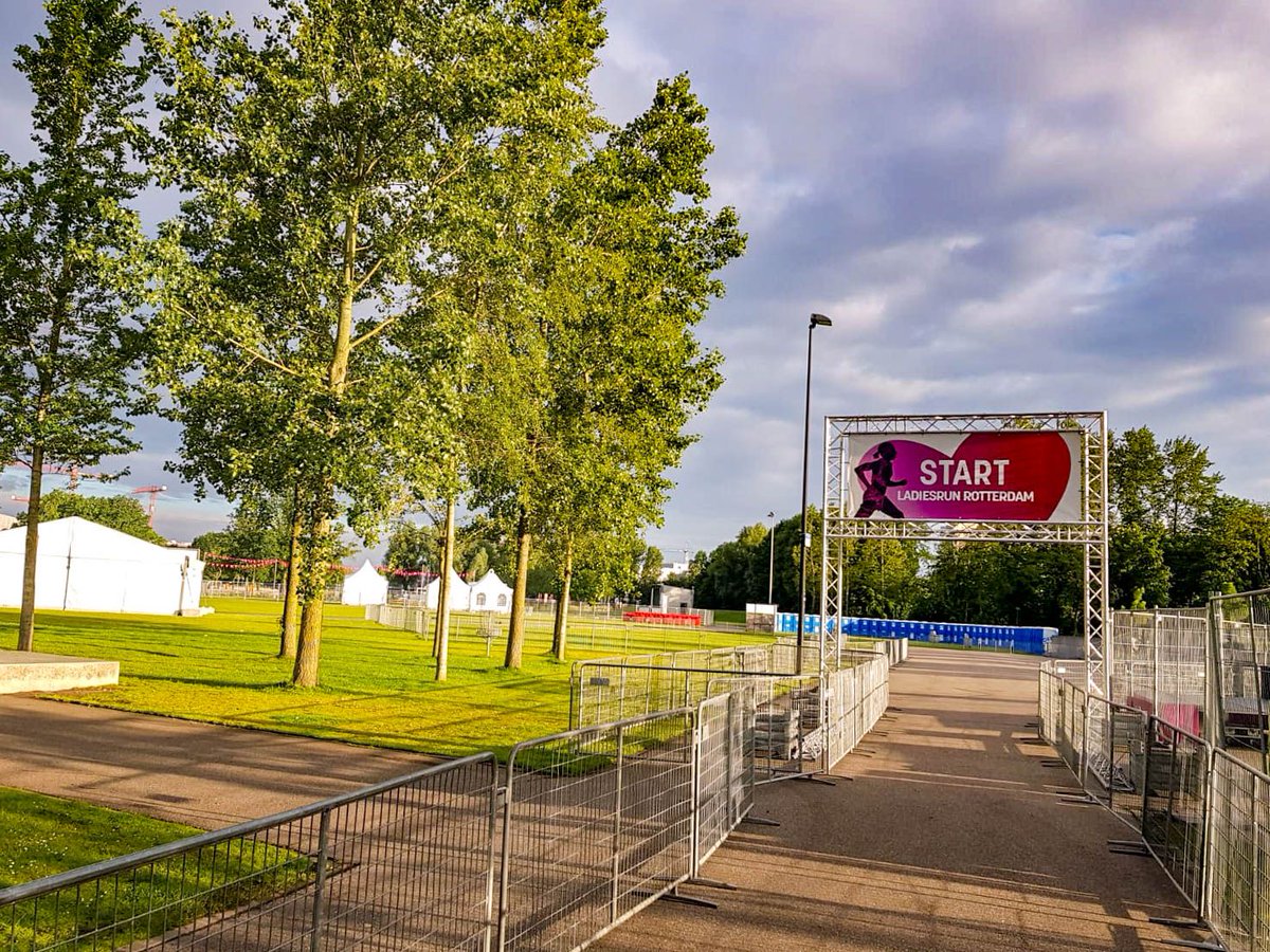 Goedemorgen ladies! De start ligt klaar voor jou, heb je er zin in? We zien jullie straks ✌️
⠀⠀⠀
#ladiesrunrotterdam #running #rotterdam #pink #hardlopen #pinkribbon