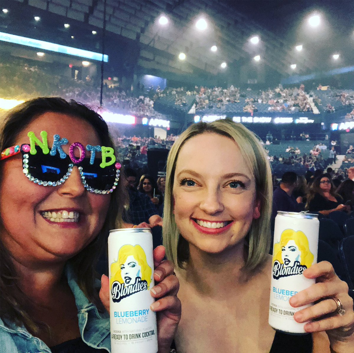 tmisinski's tweet photo. @BlondiesbyJenny @JennyMcCarthy    @NKOTB #mixedtapetour2019 Enjoying blueberry Blondies before the concert!  It was berry delicious! https://t.co/UFB8LFdWt6