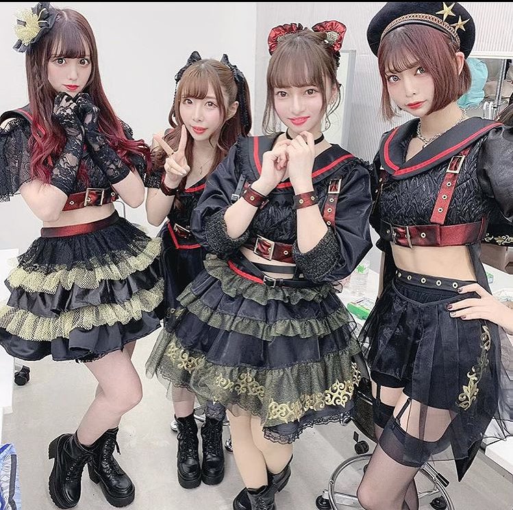 女性アイドル衣装画像 おすすめピックアップ衣装 地獄まで30センチ トップスはアイドル衣装の王道であるセーラーがベースですが 黒と赤の配色やベルトを多用するなど かなり攻めたデザインになっています それぞれの個性を活かした フリルたっぷりの