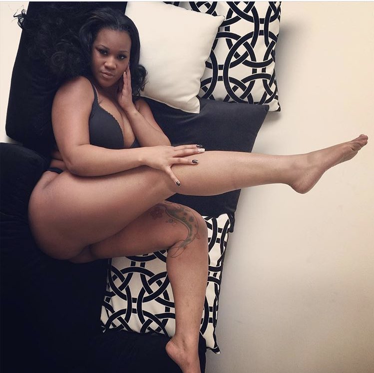 I’m at home bored😩text me