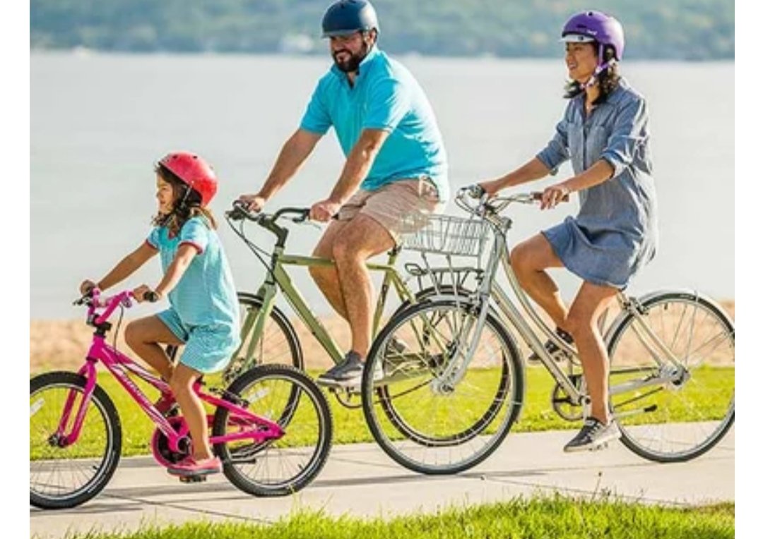 Задание 3 велосипедная прогулка. Семья на прогулке. Счастливая семья на прогулке. Велопрогулка картинки. Велопрогулка с детьми.