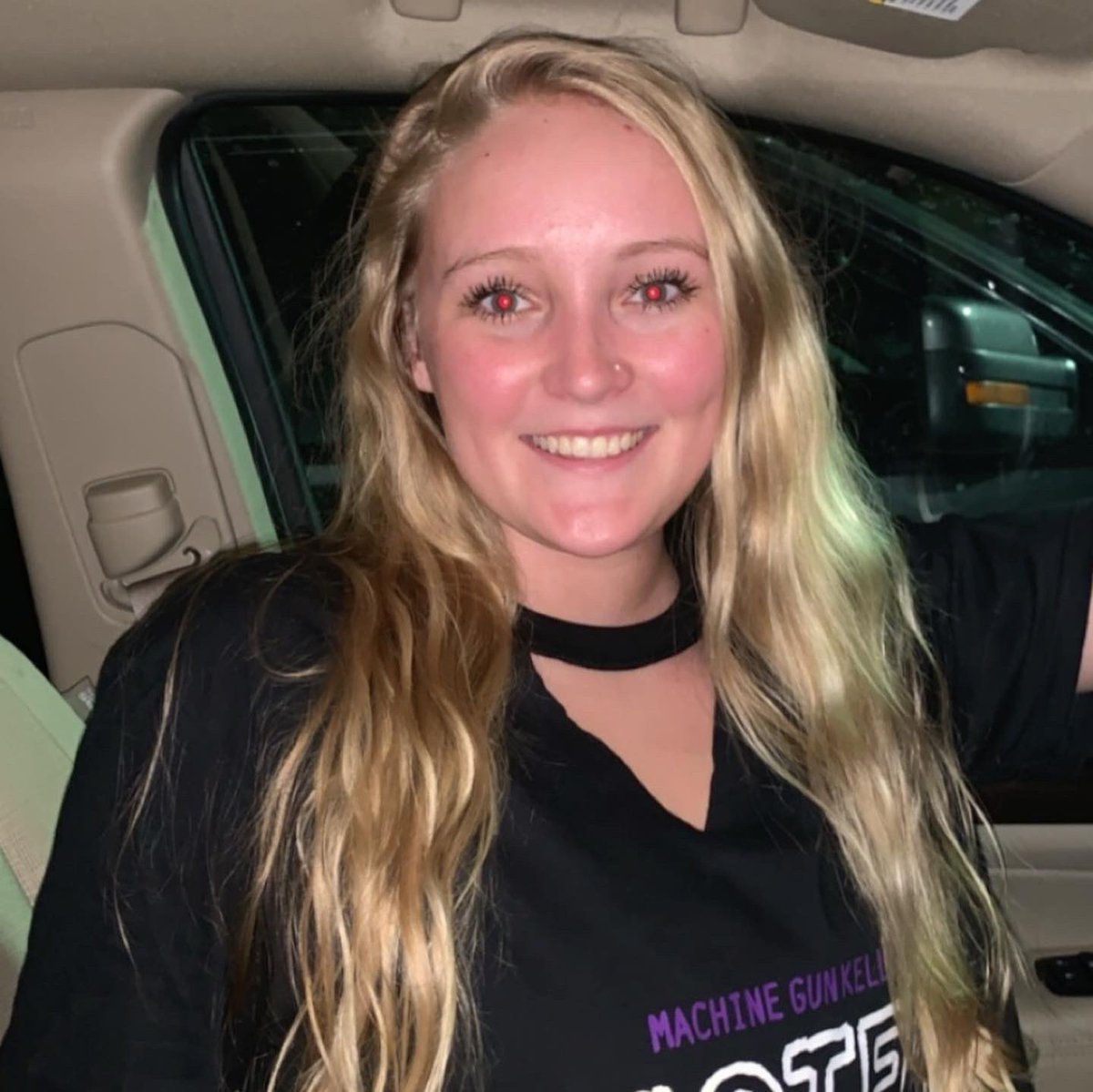 alyssa_____tx's tweet image. Why are my eyes so big you ask? Because I was so excited that I finally got to see MGK. #rapdevil