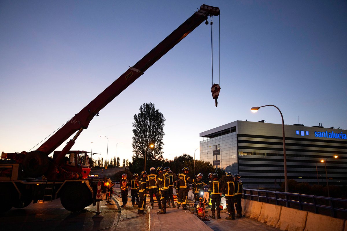 BomberosMad's tweet photo. No hay nada como madrugar y ver amanecer Madrid en un #FelizDomingo !😉 Los compis del #Parque11 y #Parque2 han retirado unos bloques de hormigón causados por un #accidente. 💪🚒 https://t.co/CYzfdUEY3J