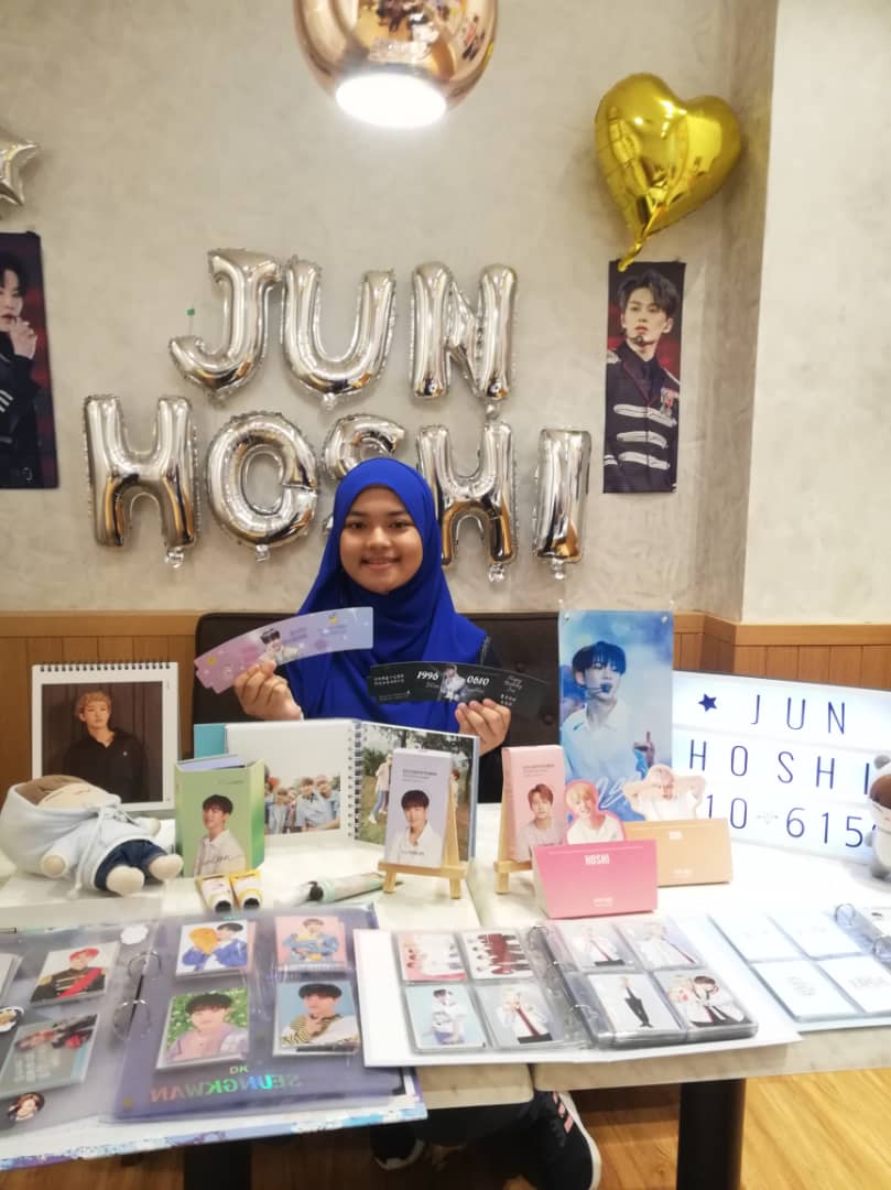 meowlyn17's tweet photo. Thx to those who organized both of the events I really love it! And tq for all the freebies!

#DANCELEADERSDAY 
#PRINCEHOSHIDAY 
#NUNUBEARDAY 
#A_Day_With_Jun 
#KWONSONDAY 
@caratbebecafe 
@AlwaysWithSVT1 https://t.co/aOc2y6A3gN