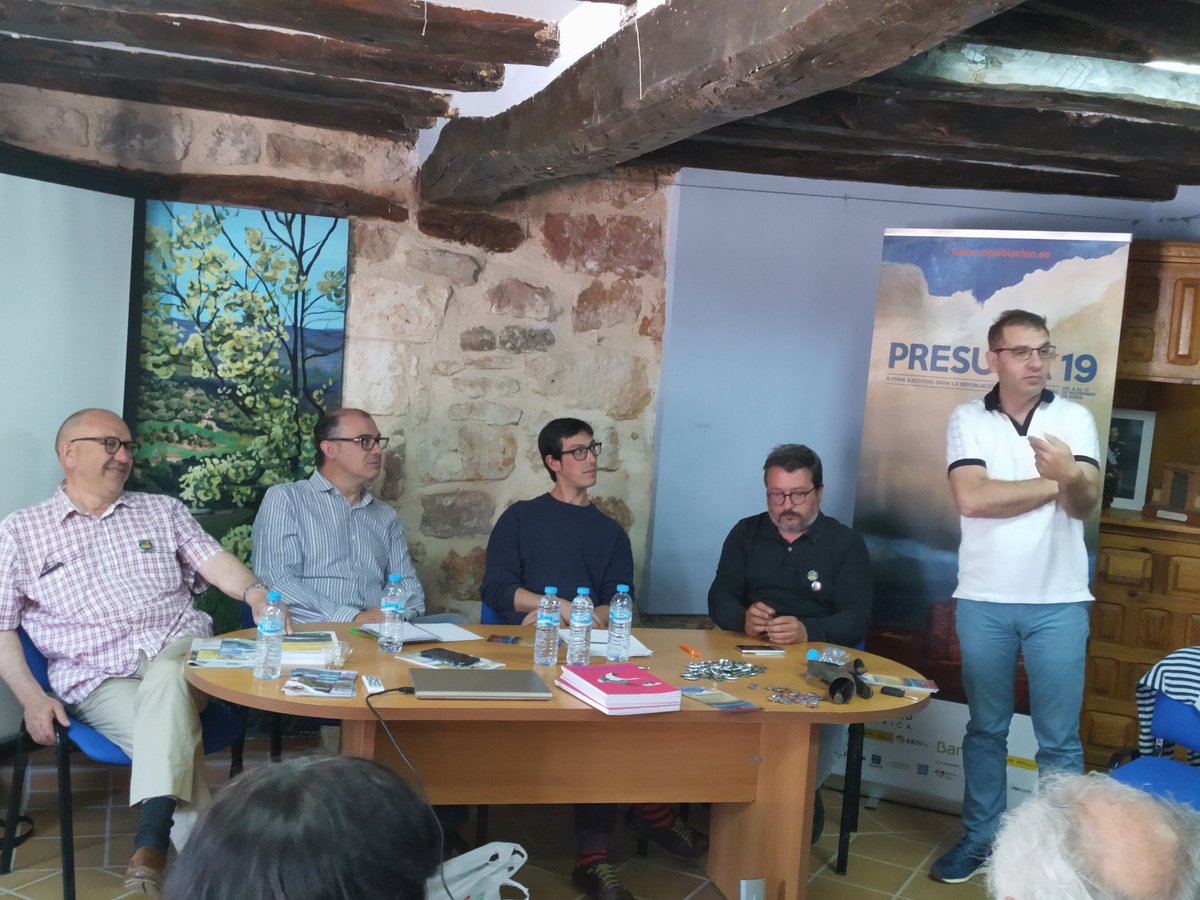 ChusPangea's tweet photo. Ayer estuve en @tierrasdelara en las I Jornadas de #desarrollorural. El mundo rural está vivo con gente con ganas de seguir viviendo allí y haciendo muchas cosas para hacerlo posible y deseable. Los necesitamos #orgullorural https://t.co/Yp7GE5sVWn