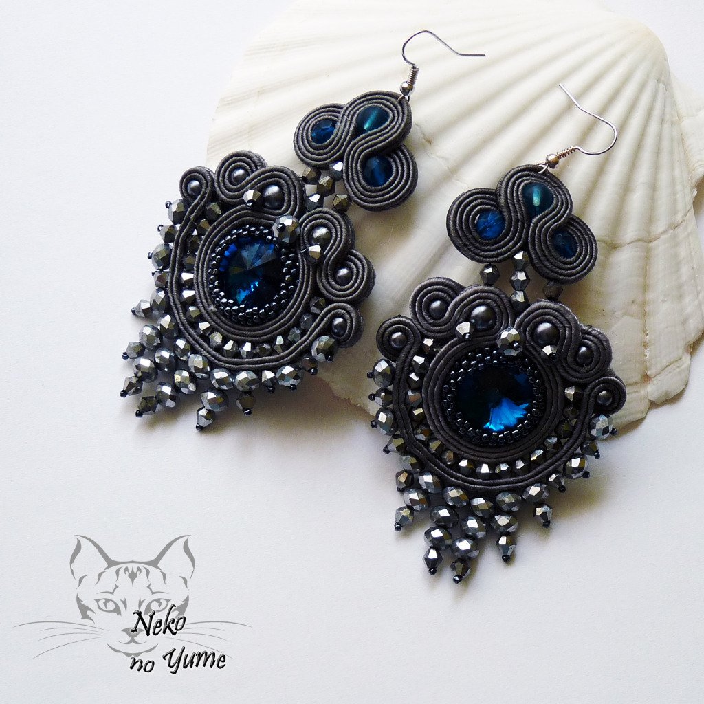 Samira - kolczyki sutasz #Earrings #Soutache #Sutasz #Kolczyki #DangleEarrings #Oorbellen #Pendientes #HandmadeJewellery #GrayEarrings #SilverEarrings #CrystalJewellery #CrystalEarrings #TurquoiseEarrings #SparkleJewellery nekohandmade.com/2019/06/16/sam…