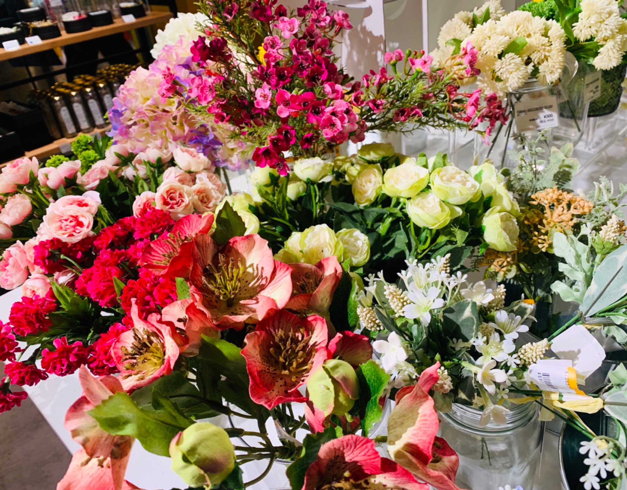 渋谷ロフト お取り扱いスタート 造花 枯れないお花 造花 フラワーアレンジメントとして またインテリアなどにも 使用しやすいことが魅力ですよね 渋谷ロフトにて お取り扱いを開始しております どうぞお立ち寄りください ４階
