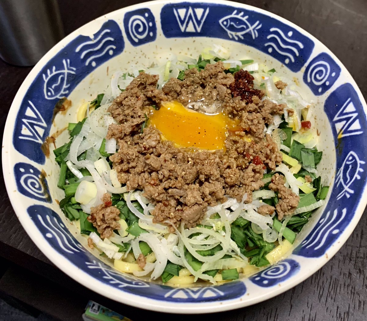 自分でまぜそばを作る時、麺とタレがあんまり絡まなくて美味しくならなかったのだけど、あらかじめ丼の中でタレと麺を混ぜればいいという当たり前の事に気付き、ここ5年くらいで一番テンションが上がったおじさん
