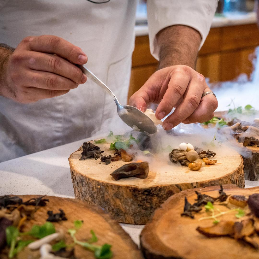 AutarkiaGreen's tweet photo. 💚#GOODNEWSSUNDAY💚
Ein schwedisches Start-up hat ein System entwickelt, mit dem die in der #Gastronomie entstehende #Abluft von Fett gereinigt und anschließend als #Wärmenenergie für Heizung, Klimaanlage, Lüftung und #Warmwasser verwendet werden kann. https://t.co/FGFfYJh4is