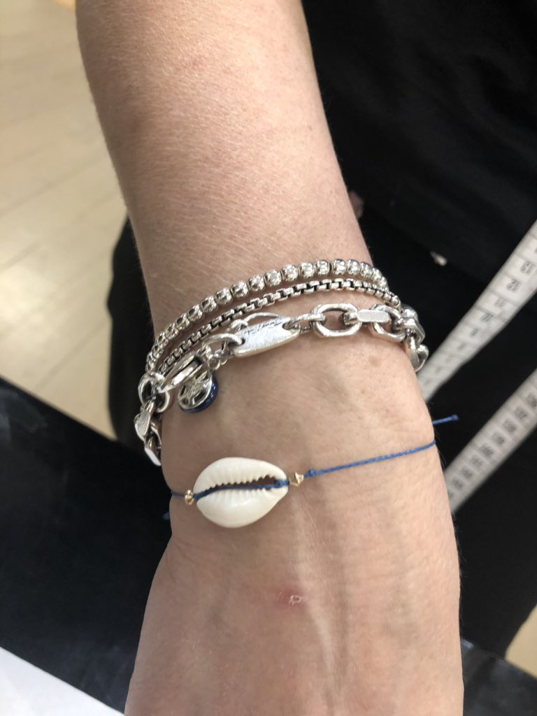 Ce week-end au <a href="/Printemps/">Printemps</a> centre commercial Velizy 2 - vous pouvez faire cusromiser votre panier ou chapeaux - confection de bracelet de plage #customisation #bracelet