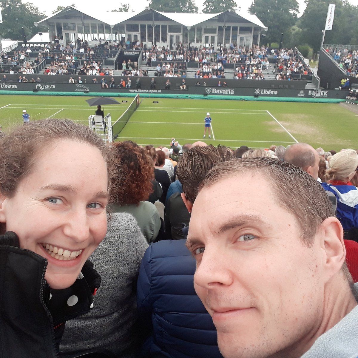 Gisteren stond voor ons een sportief dagje Libema Open op het programma. De enkele regendruppels mochten de pret niet drukken.
#Libemaopen , Gefeliciteerd met weer een mooie editie van dit toernooi. Laten we hopen op een spannende damesfinale met "onze" Kiki als winnares.