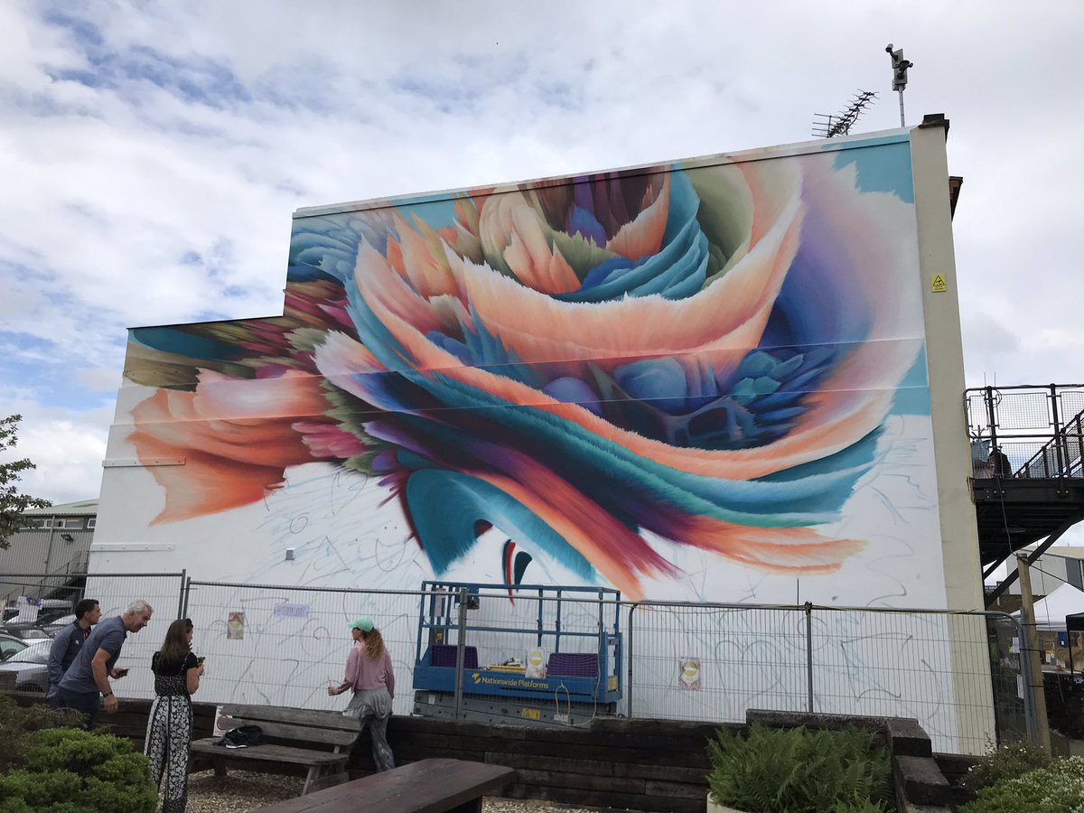 Here’s this week’s amazing progress in the new mural @thamessidestudiosse18 by street artist @itsrosiewoods Will she finish it by close of play later? Open Studios here today (Sunday 16th) from noon to 6pm.  #streetart #thamessidestudios #se7 #se18 #charlton #woolwich #greenwich