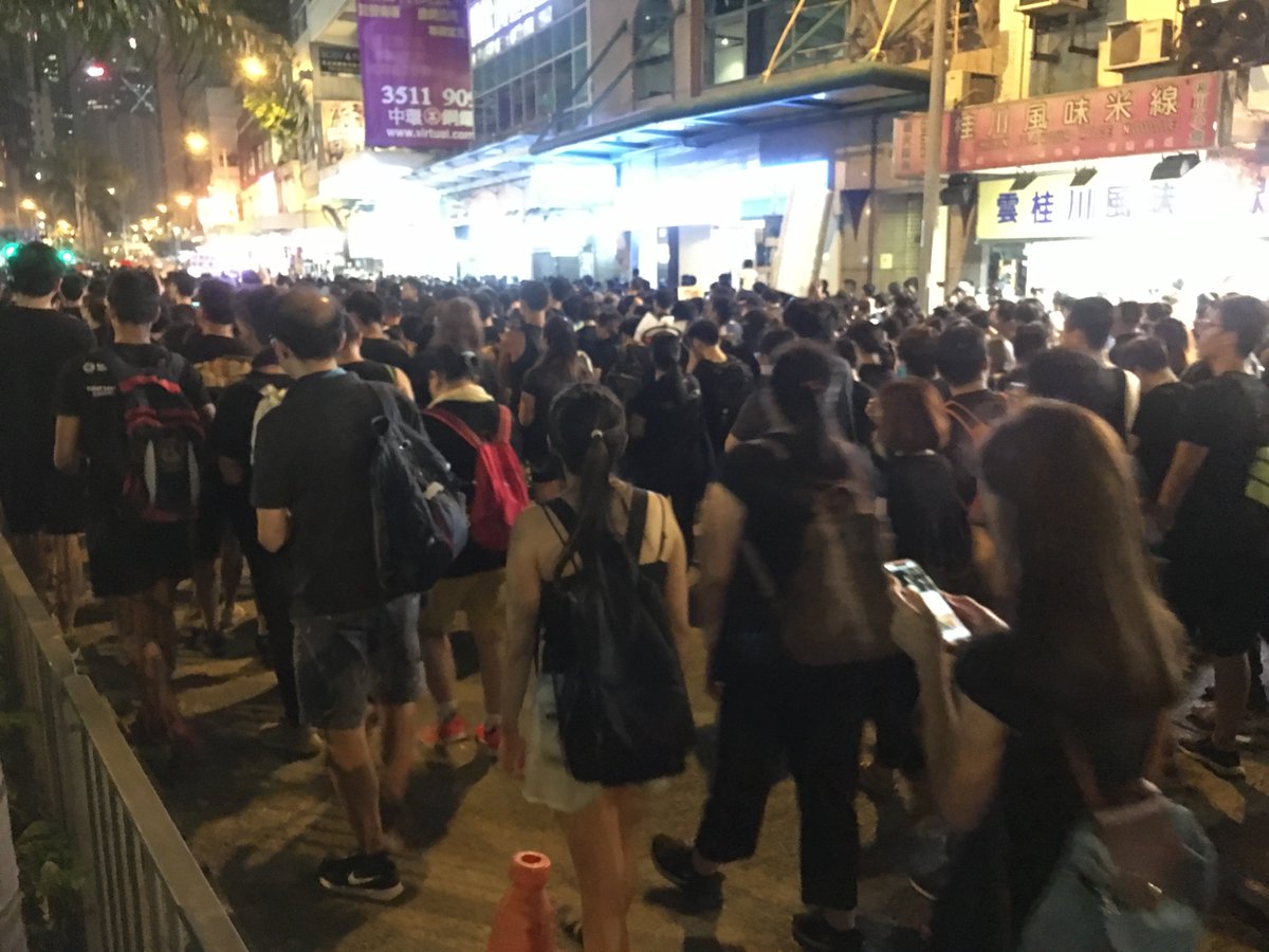 b3108's tweet photo. 21:07 Outside Southorn 

#反送中 #逃犯條例 #NoExtraditionToChina #antiELAB #WithdrawExtraditionBill #暫你老母 #緩你老母 #記你老母 #SingHallelujahToTheLord #六字大明咒 #hk https://t.co/WeqSDUEfXB