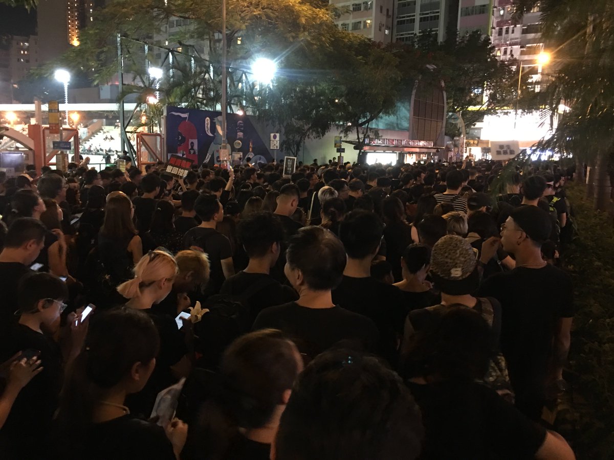b3108's tweet photo. 21:07 Outside Southorn 

#反送中 #逃犯條例 #NoExtraditionToChina #antiELAB #WithdrawExtraditionBill #暫你老母 #緩你老母 #記你老母 #SingHallelujahToTheLord #六字大明咒 #hk https://t.co/WeqSDUEfXB