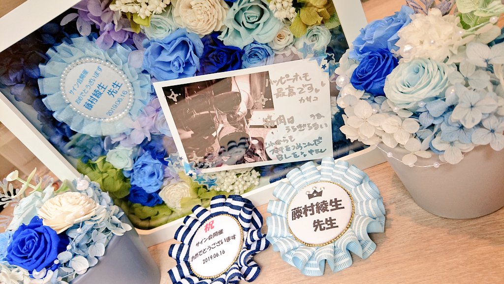 お友達の藤村綾生先生(@ayao_liy)のサイン会のお祝いに行ってきました㊗️目黒川うな先生とカサコさんと一緒にフラワーボックスを作ってプレゼントさせて頂きました~💠綾生先生のフェチたっぷりハッピーBL漫画にいつも幸せ頂いてます🍀😌久しぶりに集まれて飲んで食べて楽しい1日だった🥰🍺🍍💕