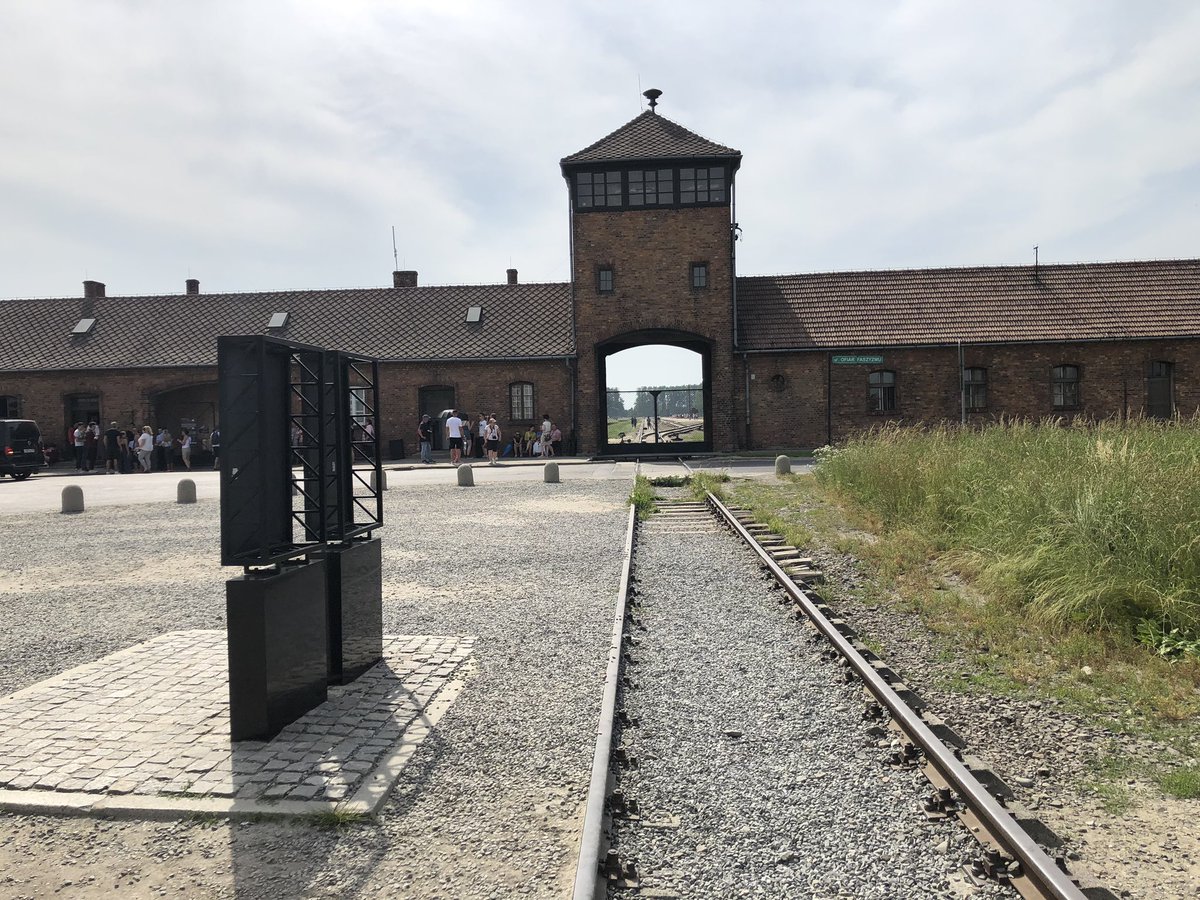 PaulVerspeek's tweet image. Auschwitz-Birkenau, 15-6-19
Krakau, 16-6-19, betoging tegen homoseksualiteit, ‘stop gender’, ‘stop afwijkingen’. 
#themareis