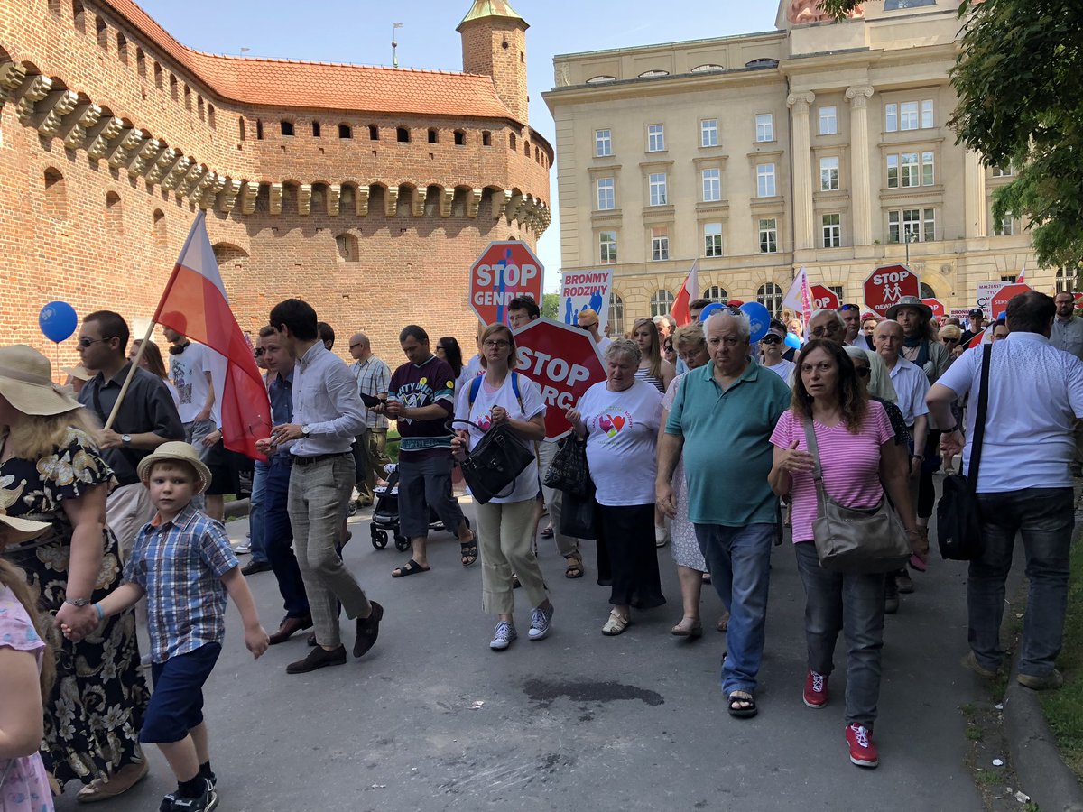 PaulVerspeek's tweet image. Auschwitz-Birkenau, 15-6-19
Krakau, 16-6-19, betoging tegen homoseksualiteit, ‘stop gender’, ‘stop afwijkingen’. 
#themareis