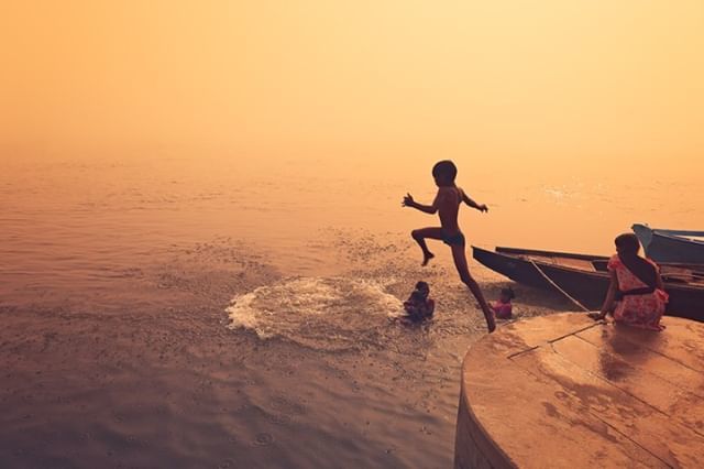 Diving into the Ganges river. 

Varanasi, India

------------

#ganges #river #varanasi #jump #silhouette #wandering #dreamermagazine #somewheremagazine #diving #atmosphere #travelphotographers #travelphotography
#atmospheric #cinematic #warmt… bit.ly/31AgG6d