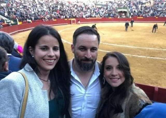EFerreti9's tweet photo. Hola! @iunida @EUPVMuro @esquerraunida 
Aquí la número 2 y 3 de @PopularesMuro, socias de gobierno de vuestra alcaldía de #muro 
@AjuntamentMuro EU-PP-C’s #anemenrerre #vamoshaciaatras #blaqueandoultraderecha #dretaunidademuro 
@salvagab #bousaMuro #elcambio @ARAMULTIMEDIA https://t.co/uHi5arJ7sn