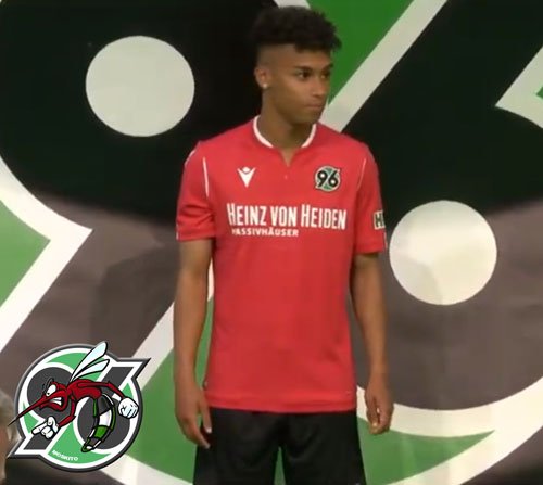 MoskitoLtd's tweet photo. @maina_linton zeigt unser neues Heimtrikot. #H96 #MainaMania #NiemalsAllein ⚫️⚪️💚 https://t.co/b7gTQDQIiE