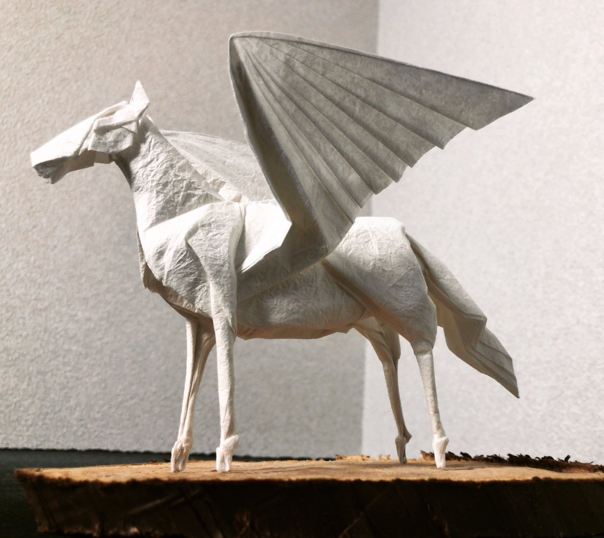 Hk 低浮上 Sur Twitter 神谷さんのペガサス 端正バージョン 薄手のもみがみ使用 仕上げ重視で Origami Pegasus Designed By Satoshi Kamiya 端正な折り紙 折り紙作品