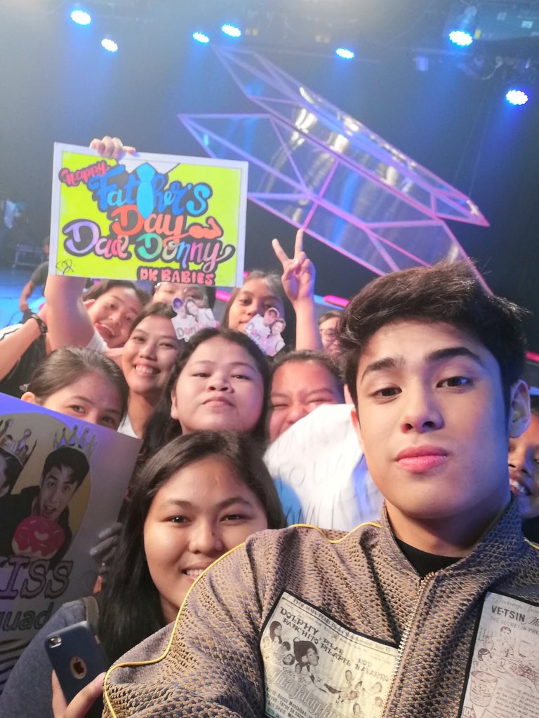 Cathy47498593's tweet photo. @toniiiiiDK @callmecarlough @robertmarion @donnypangilinan @shar_sanpedro Saya ni Noni kasama mga anak niya hahahaha

@donnypangilinan 

#DONKISSTiDADhana4ever https://t.co/7iRvj8a4zM