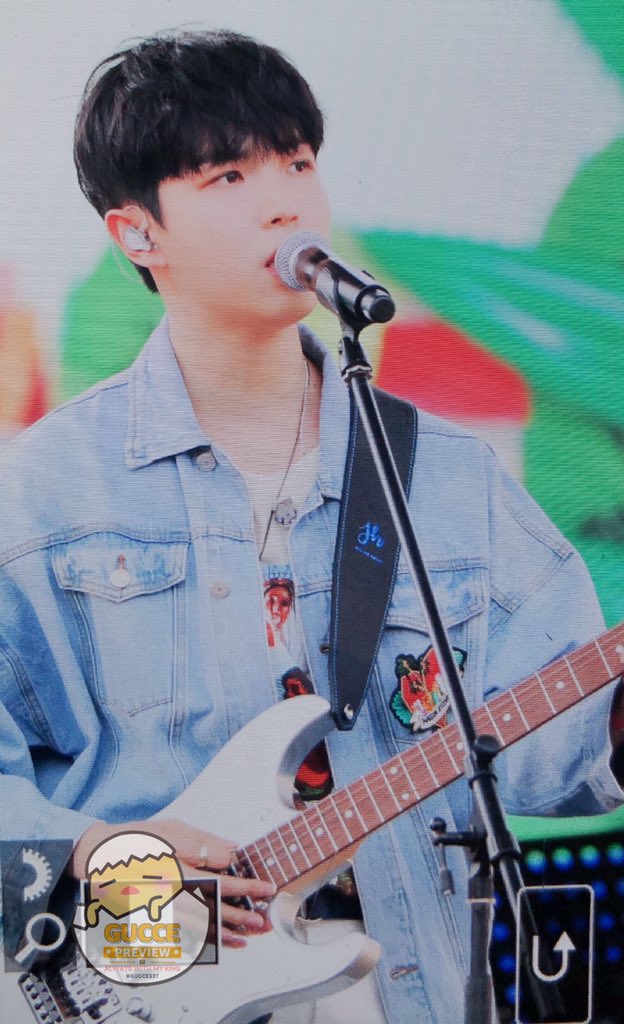 GUCCE527's tweet photo. 190616 서울 뮤직 파크 페스티벌

#김재환 #재환

기타 오빠,, 😵😵🥰 https://t.co/yhumRLqUWN