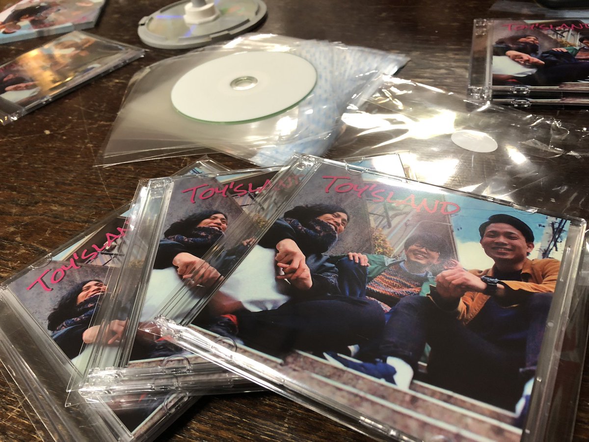SlandToy's tweet photo. 6/16(日)@車道LINKにてToy'sland(トイズランド)オープニングアクトやり切りました！

出番は終わりましたが、イベントが終わるまでフリーCDは配布しておりますので、ぜひもらいにきてください！

よろしくお願いします！ https://t.co/7tzVVnbNus