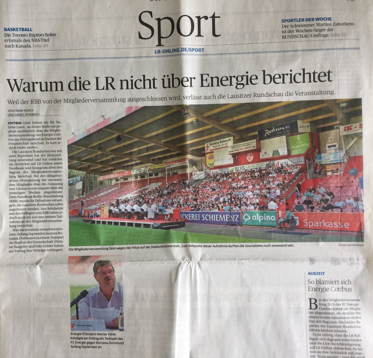 Manchmal muss man sich auch mal grade machen: Gute Aktion der Kollegen von der <a href="/lr_sportred/">Lausitzer Rundschau</a> . Weil der #rbb die NV von Energie Cottbus verlassen musste, gingen auch die Reporter der Lausitzer Rundschau. Gedruckt wurde dafür: nichts.