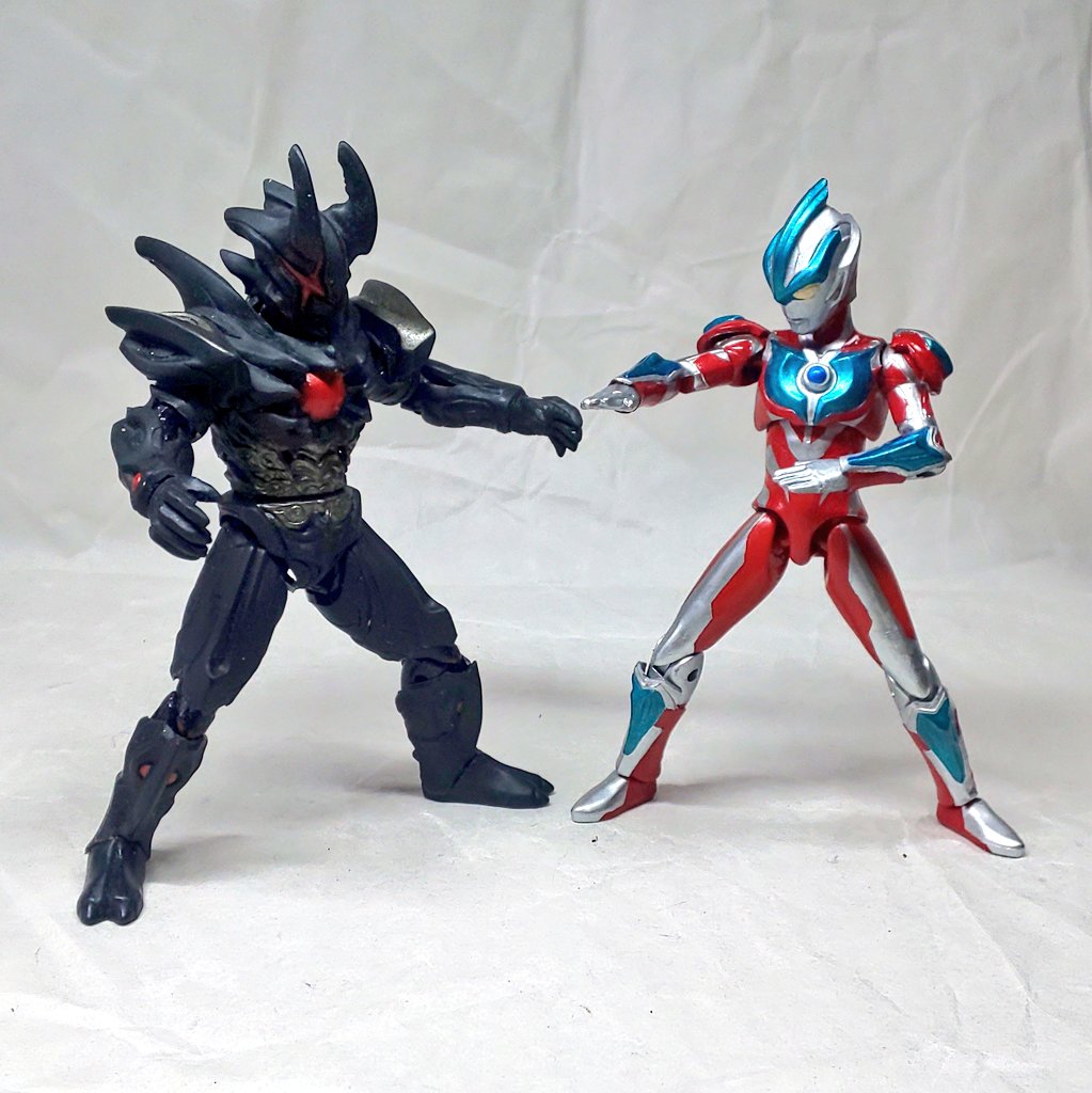 Mob 在 Twitter 上 超動改造ウルトラマンギンガ まだトップコート吹いてないけどお披露目 オーブダークにミニソフビ被せました 前作のメビウスに次ぐラインの面倒さに避けてましたが なんとか完成です 今回もフリーハンドでライン描いてみました ウルトラ